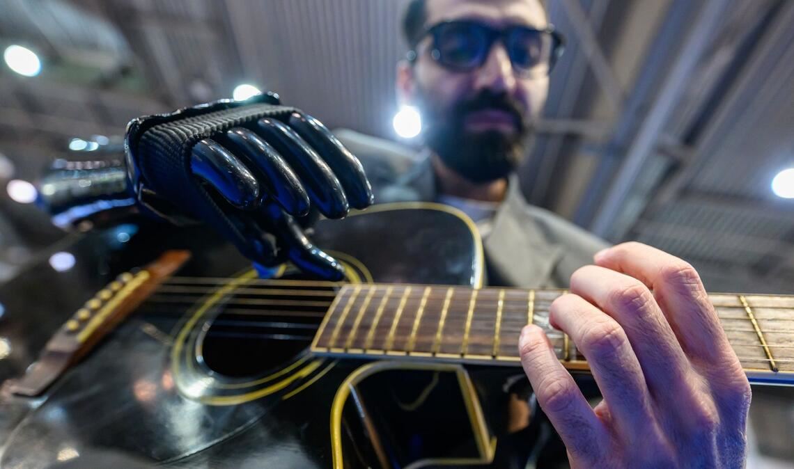 Leipzig: Gitarrenklang mit Hightech – Musiker spielt mit Prothese auf der OTWorld 2026