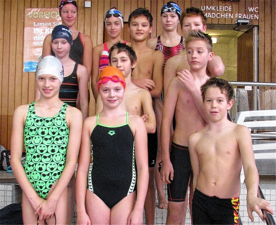 Leistungsgruppe 2 der Wasserfreunde Mühlacker: Laura Heeb, Marylin Jaeckle, Anna Baatz, Lea Klink, Lukas Triebl und Martin Geissinger, Sirko Großmann und Frederik Seeg, Franziska Meng, Michelle Hudjetz und Patrik Koptik (hinten beginnend v. li.) Foto: privat