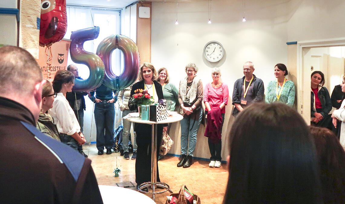 Leiterin Silke Kaiser-Malolepszy (am Tisch) stellt den Gästen der Jubiläumsfeier „ihre“ Beratungsstelle vor. Foto: Warzecha