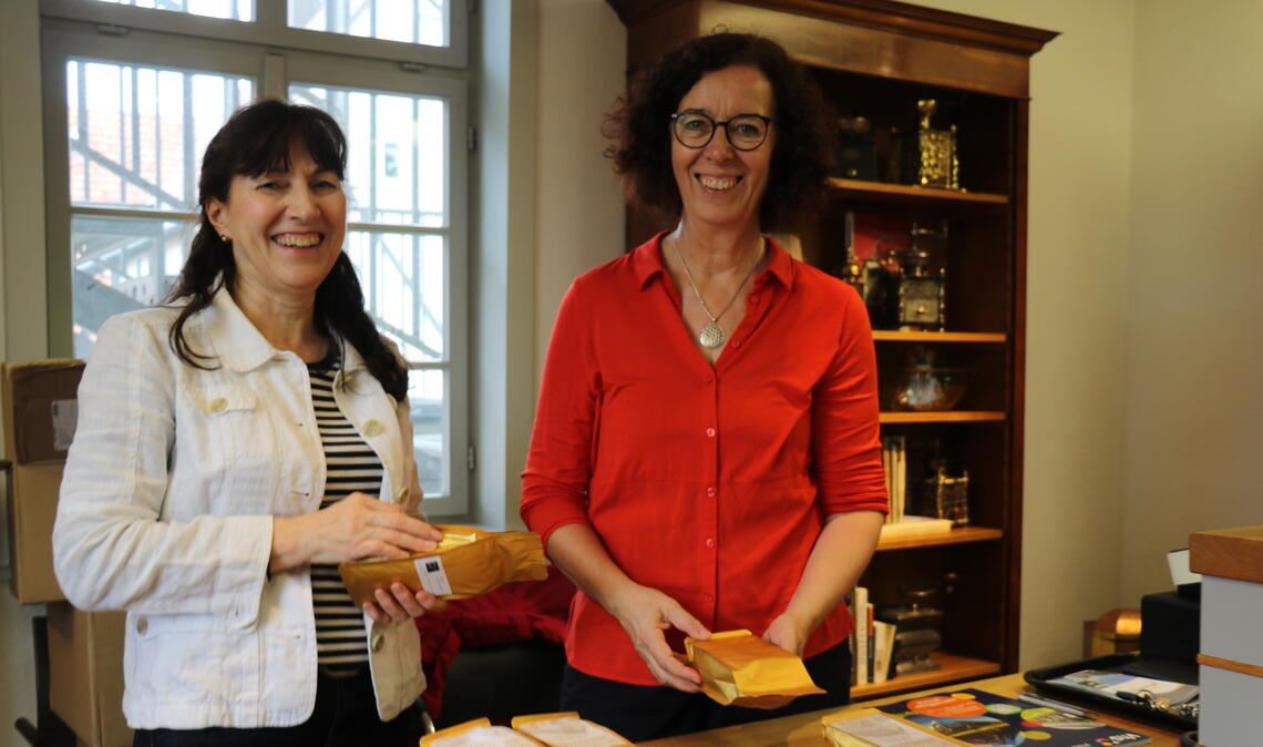 Leiterin Theresa Ostwald (rechts) und ihre Stellvertreterin Giovanna Messina im Wiernsheimer Kaffeemühlen-Museum beim Etikettieren von Kaffeepackungen. Fotos: Wewoda