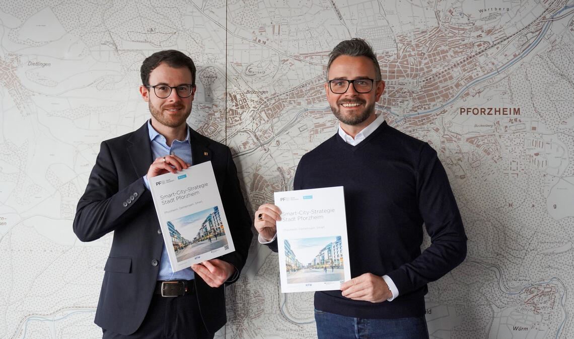 Leitfaden für ein smartes Pforzheim: OB Peter Boch (re.) und der Digitalisierungsbeauftragte Kevin Lindauer. Foto: privat