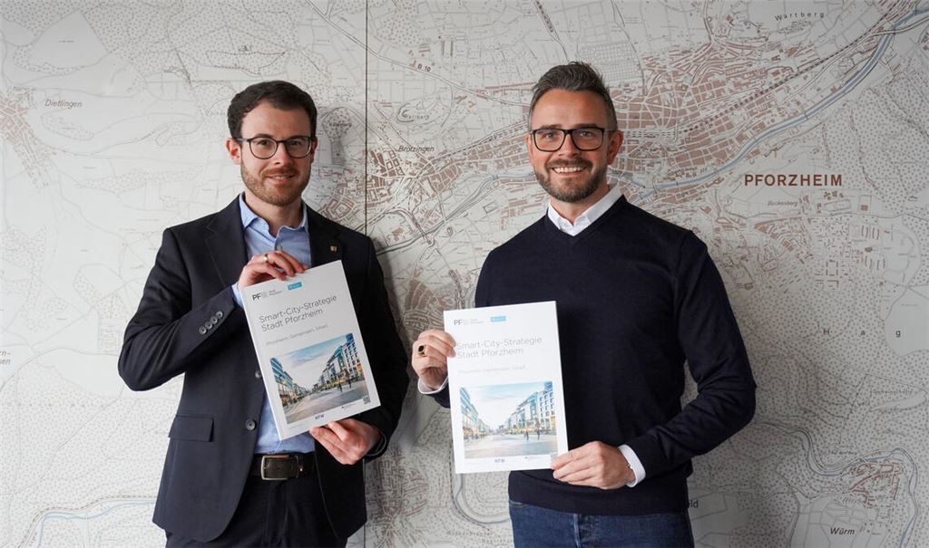 Leitfaden für ein smartes Pforzheim: OB Peter Boch (re.) und der Digitalisierungsbeauftragte Kevin Lindauer. Foto: privat