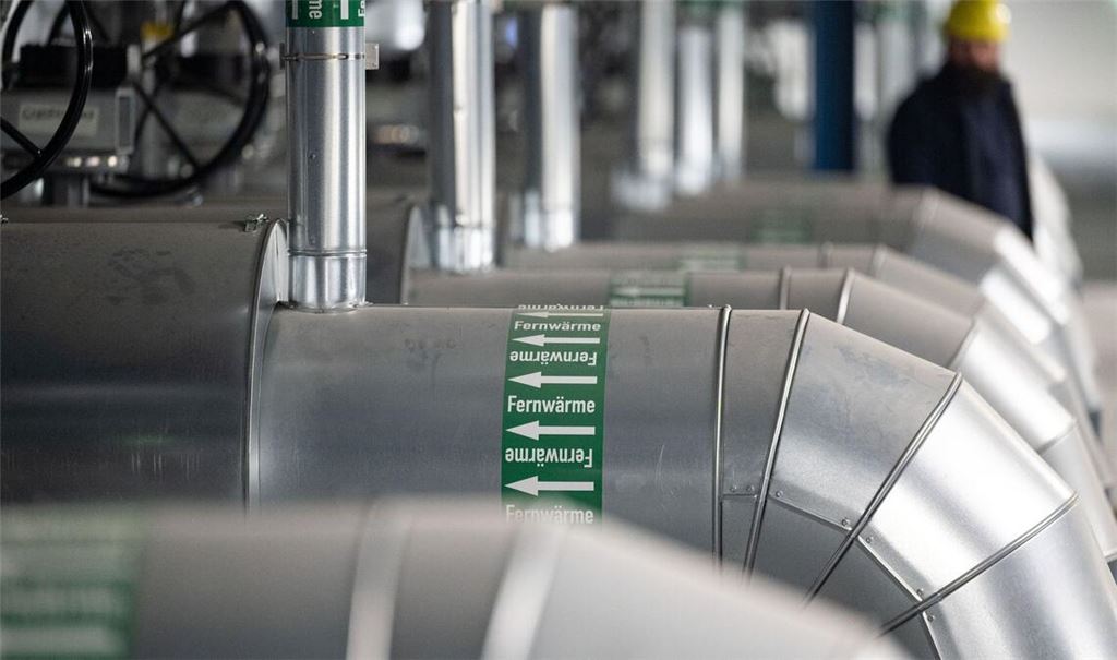 Leitungen sind in der Fernwärmeverteilerstation des Heizkraftwerk 3 Stuttgart-Gaisburg zu sehen