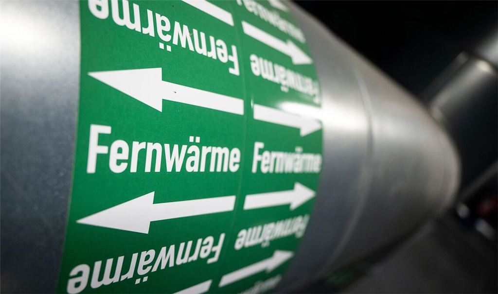 Leitungen sind in der Fernwärmeverteilerstation eines Heizkraftwerks zu sehen. Die Mehrheit der deutschen Kommunen steht bei der Planung, wie in der Zukunft klimafreundlich geheizt werden soll, noch am Anfang.