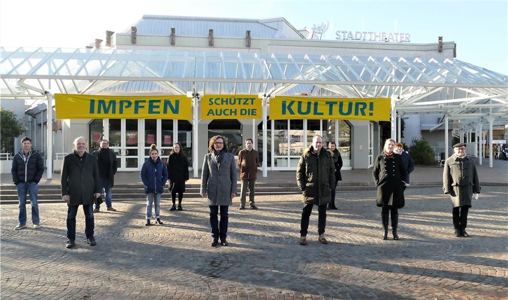 Leitungsteam und künstlerische Leitung des Theaters Pforzheim mit ihrem plakativen Appell für die Corona-Impfung. Foto: Peche