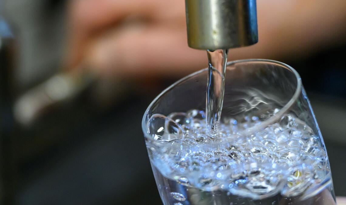 Leitungswasser verunreinigt: Der Wert der Chemikalie PFOA ist derzeit zu hoch in Sinzheim im Kreis Rastatt.