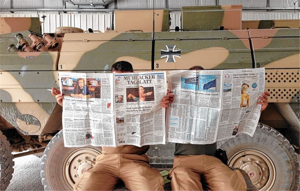 Lektüre des Mühlacker Tagblatt im fernen Kunduz. Foto: privat