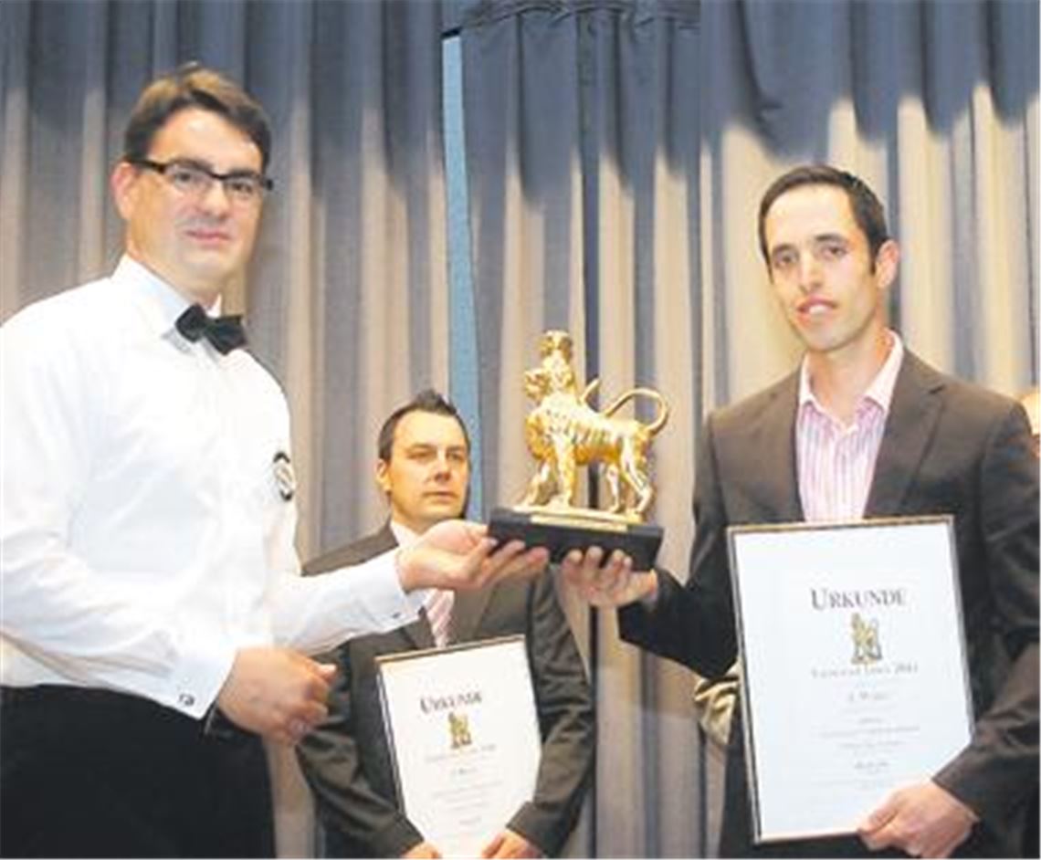 Lemberger-Preisträger aus dem badischen Schwarzriesling-Dorf Kürnbach: Philipp Plag (re.) nimmt von Martin Fischer die Auszeichnung Vaihinger Löwe entgegen. 
Foto: Kollros