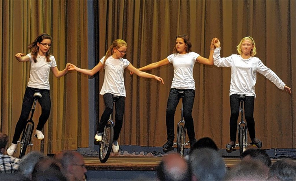 Lena Burkhardt (v.li.), Nina Hauck, Hanna Denner und Lea Maroszek zeigen als fortgeschrittene Einradfahrer des RMSV ihr Talent. 