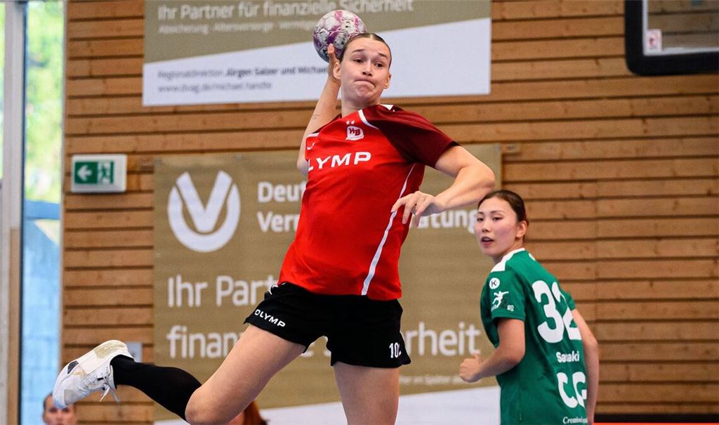 Lena Degenhardt wirft im Testspiel gegen Frisch Auf Göppingen aufs Tor – wo spielt die  Rückraumspielerin in der neuen Saison?