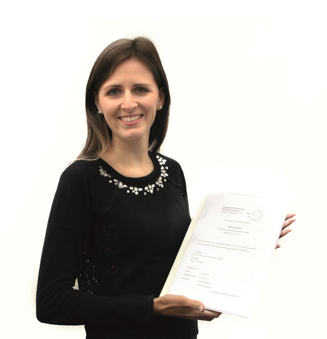 Lena Ebert mit ihrer Bachelorarbeit      Foto: Schröder