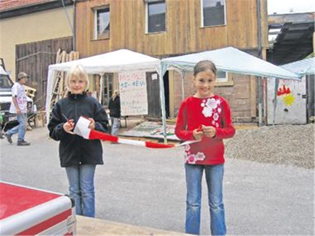 Lena (li.) und Shirin sorgen mit dem Absperrband dafür, dass Autofahrer vorübergehend schlechte Karten haben. Foto: Becker