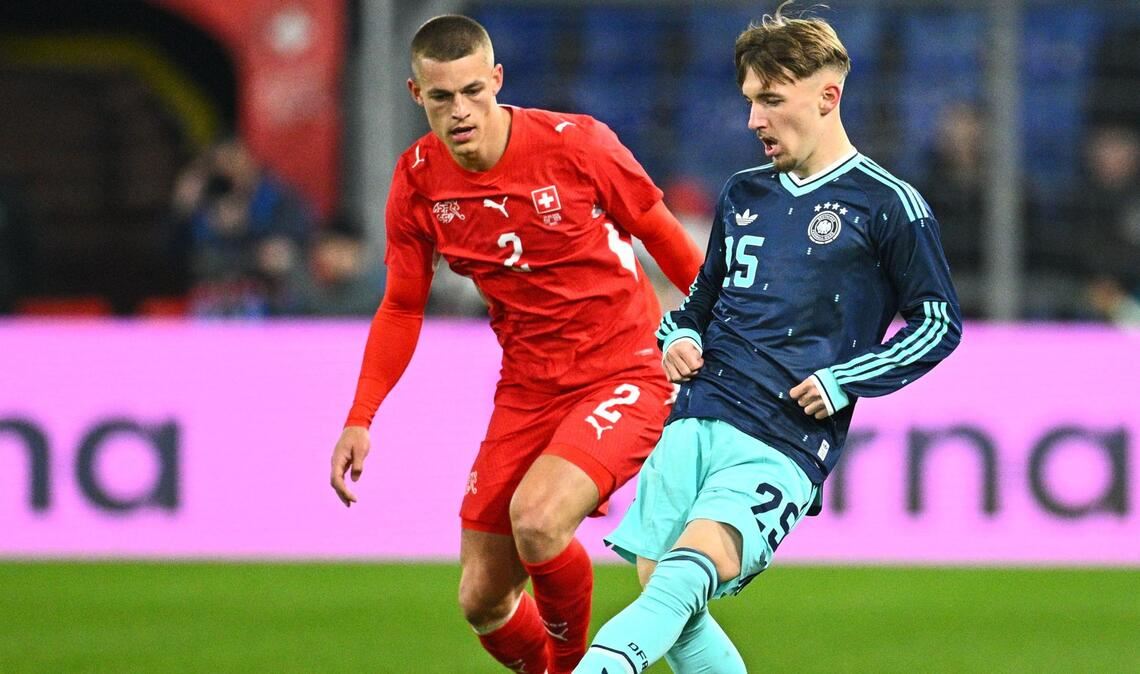 Lennart Karl (Note 3): Der 18-Jährige kam ab der 63. Minute als Einwechselspieler für Leroy Sané zu seinem Debüt. Gefiel mit seinen mutigen Dribblings. Lennart Karl verstand sich auf Anhieb mit Florian Wirtz.