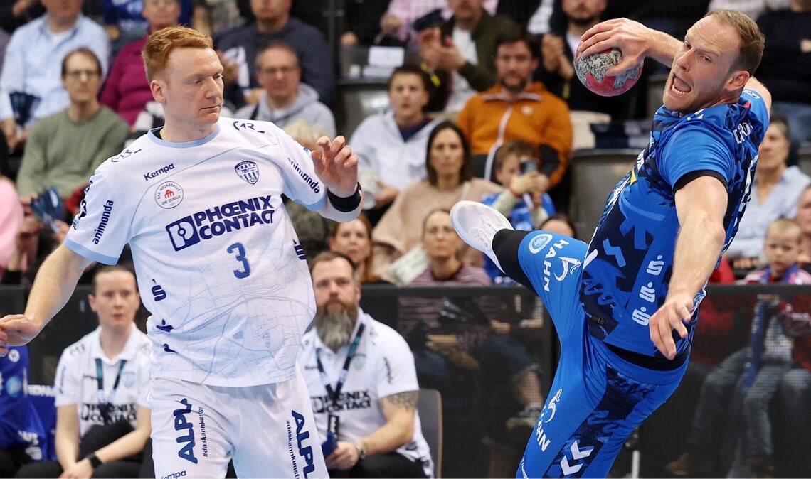 Lenny Rubin (re., gegen den Ex-Göppinger Nicolai Theilinger): Die neun Tore des Schweizers reichen nicht zum Sieg für den TVB Stuttgart.