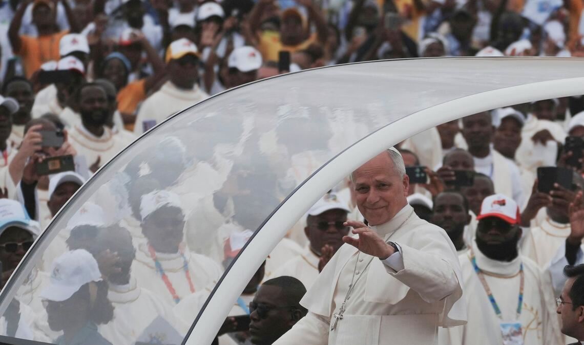 Leo XIV. ließ sich im Papamobil durch die Menschenmenge fahren.