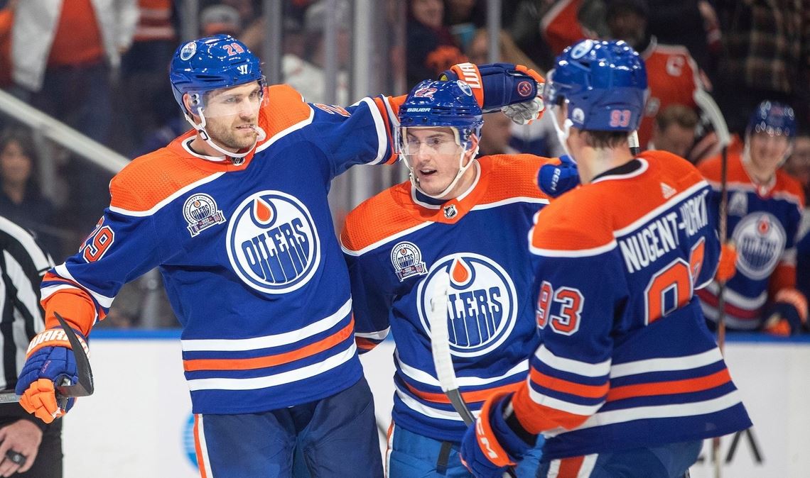Leon Draisaitl (29), Tyson Barrie (22) und Ryan Nugent-Hopkins (93) von den Edmonton Oilers feiern ein Tor.