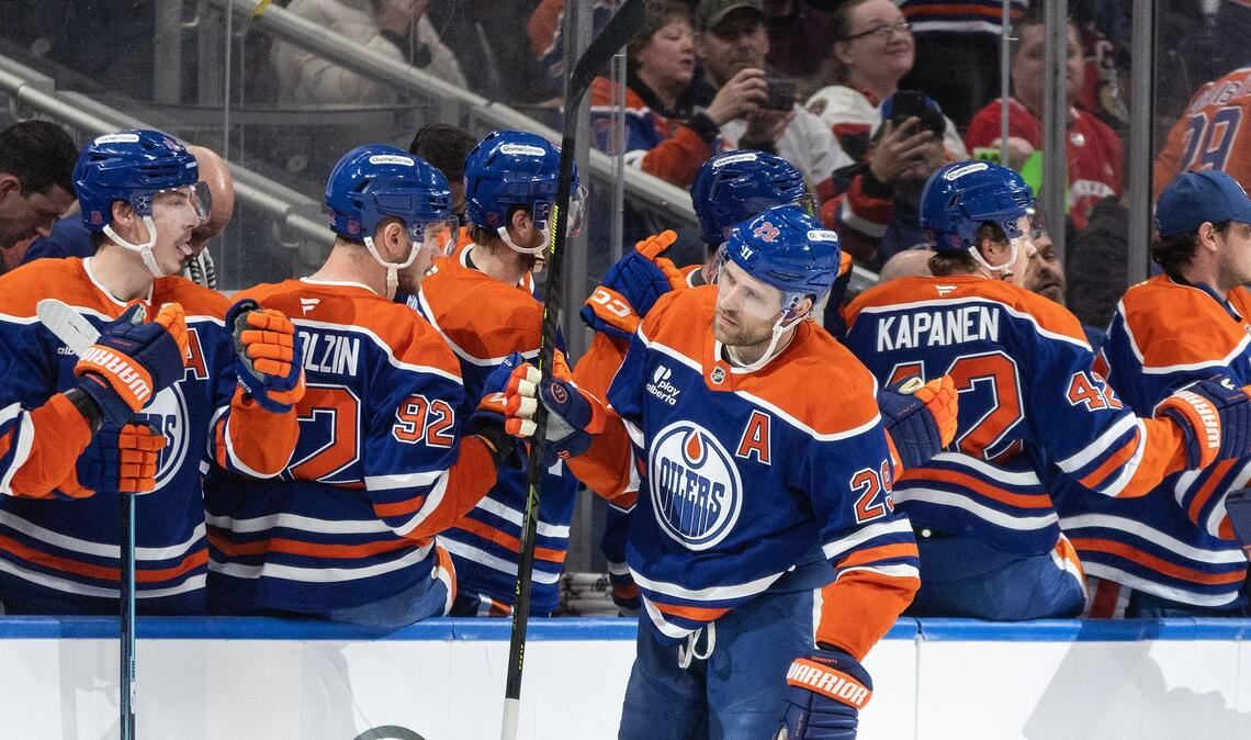 Leon Draisaitl durfte sich für zwei Tore von den Kollegen feiern lassen.