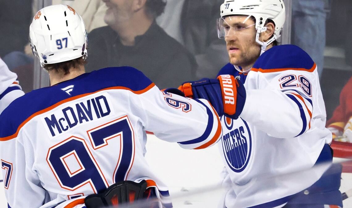 Leon Draisaitl (r.) stand am Mittwochabend noch in der NHL auf dem Eis