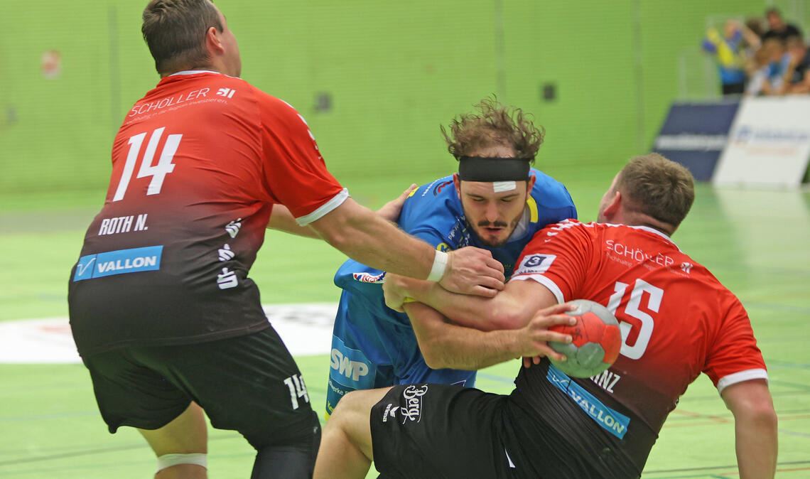 Leon Gerstner wird von zwei Pfullingern siebenmeterreif attackiert. Foto: Müller