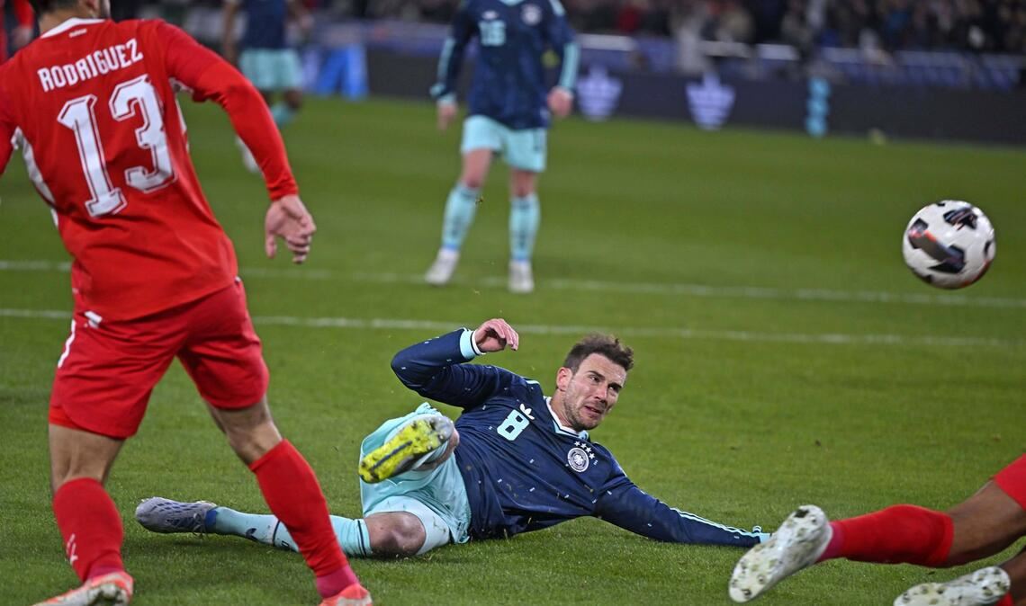 Leon Goretzka (Note 2,5): Spielte den offensiven Part auf der Doppelsechs. Dabei setzte Leon Goretzka seine Mitspieler mit direkten, schnellen Pässen ein. Suchte auch den Weg in den Strafraum wie bei seinen Chancen (55./59./75.). Ein gutes Spiel des Münchners.