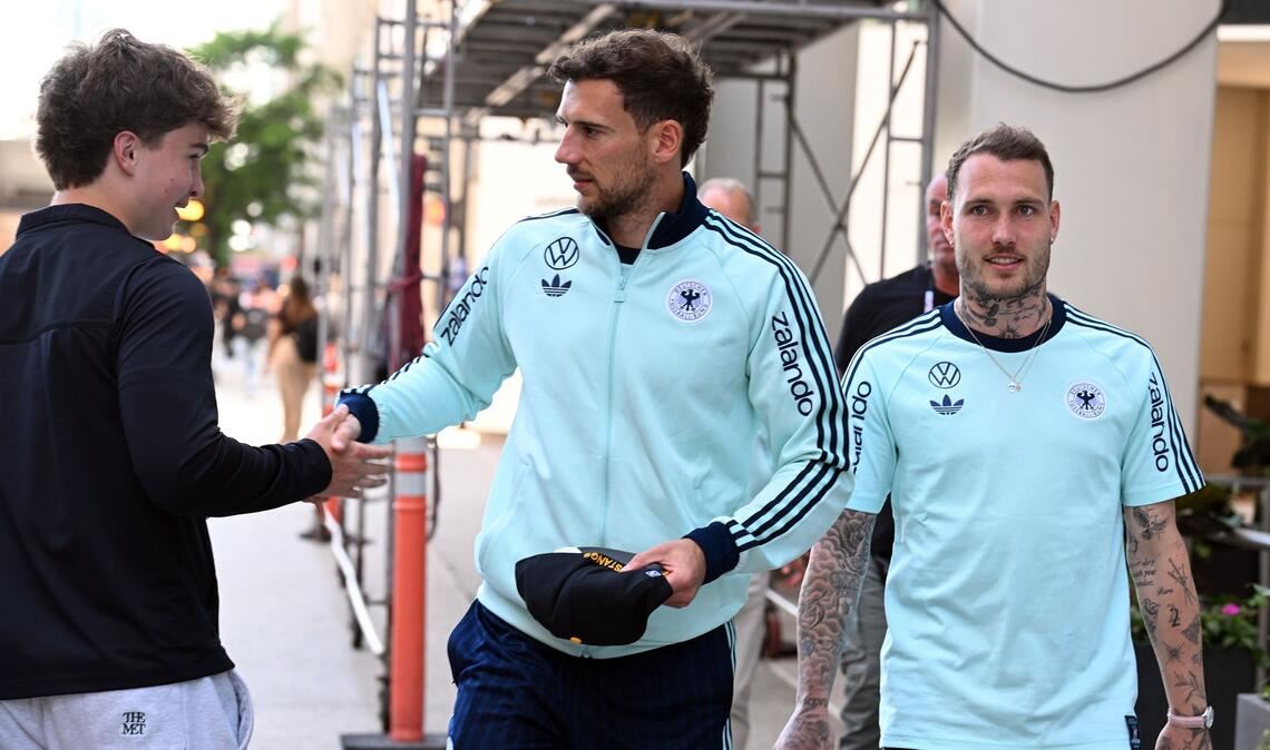 Leon Goretzka und David Raum in der Innenstadt von Chicago.