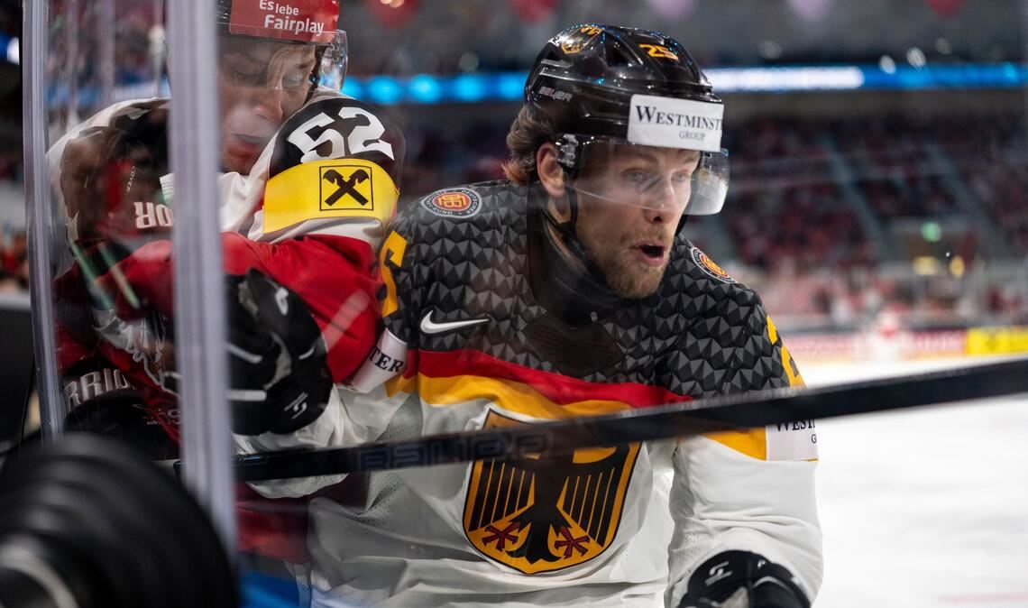 Leon Hüttel (r) kämpft mit dem Österreicher Paul Huber um den Puck.