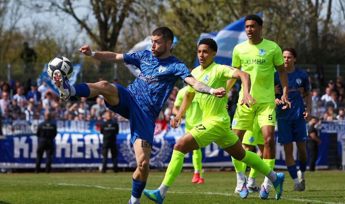 Leon Petö behauptet den Ball gegen Kickers-Spieler David Udogu.