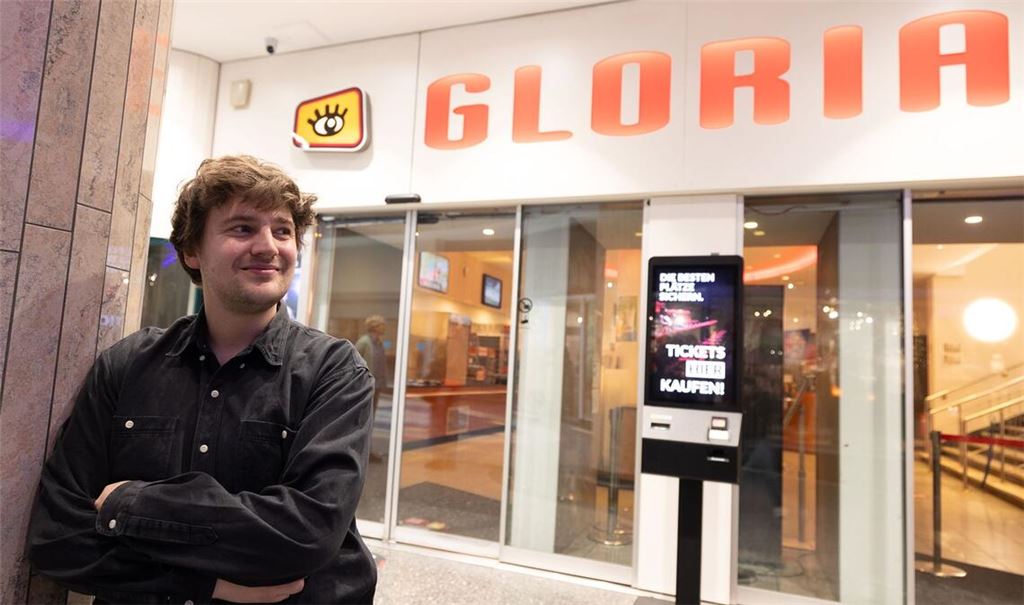 Leonard Fritz vor dem Gloria-Kino