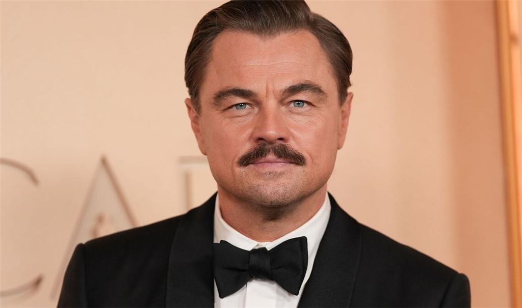 Leonardo DiCaprio mit Schnauzer bei den Oscars 2026 - das sorgte für Gesprächsstoff. (Archivbild)
