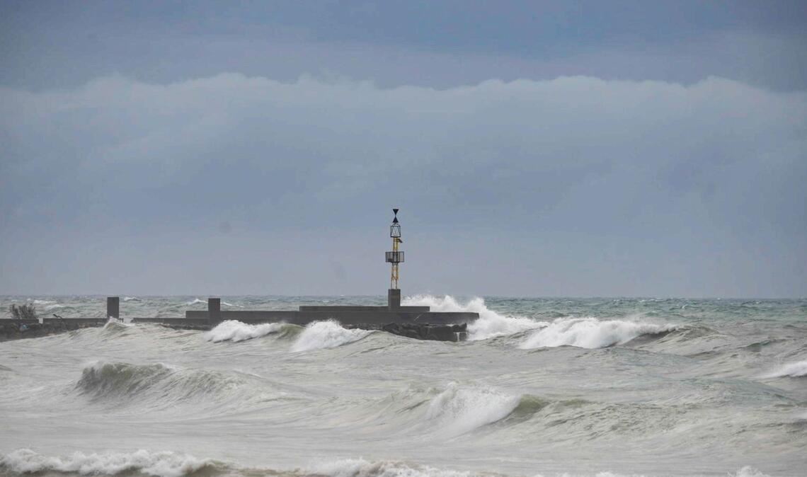 "Leonardo" könnte viel Regen und hohe Wellen an den Küsten Spaniens und Portugals bringen. (Archiv-Bild)