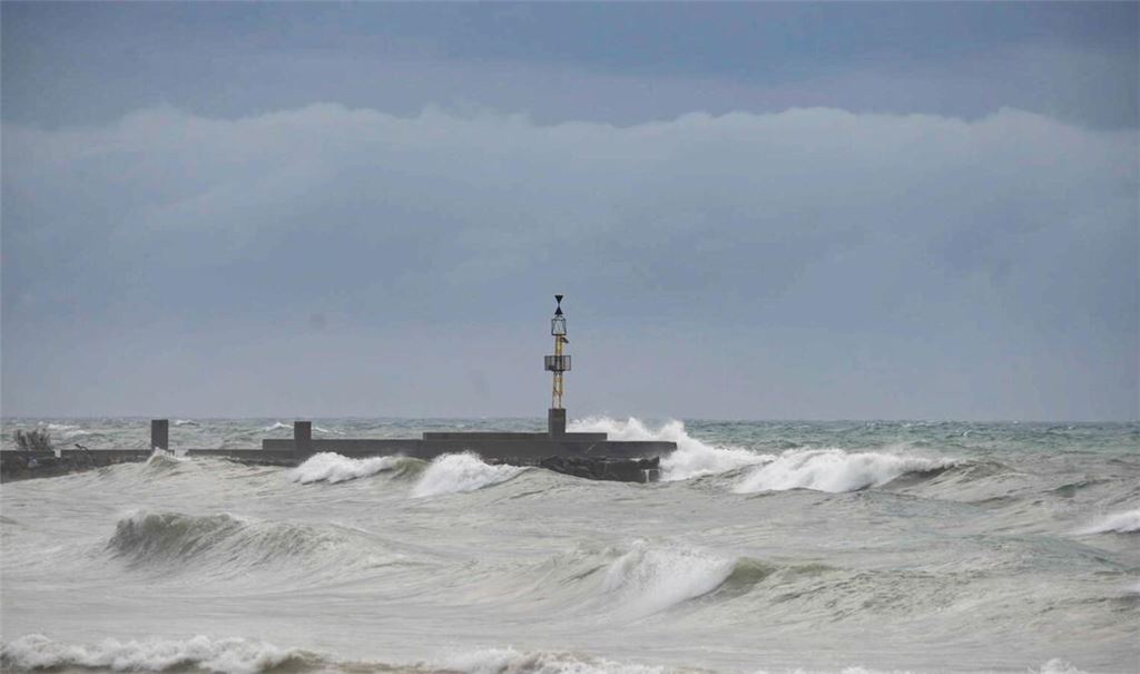 "Leonardo" könnte viel Regen und hohe Wellen an den Küsten Spaniens und Portugals bringen. (Archiv-Bild)