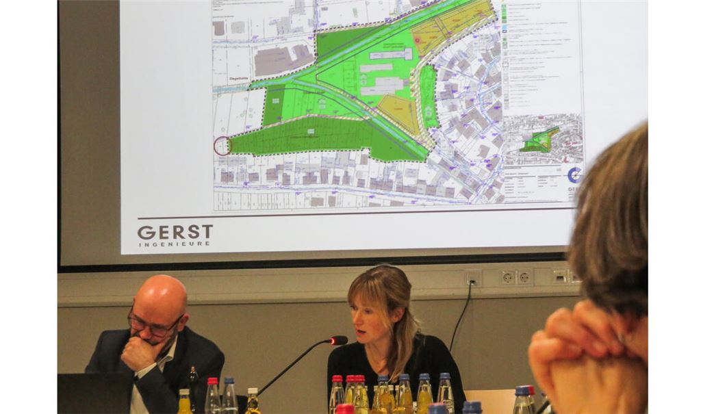 Leonie Gerst – neben Bürgermeister Kozel – stellt den aktuellen Plan für den Bürgerpark vor. Foto: Becker