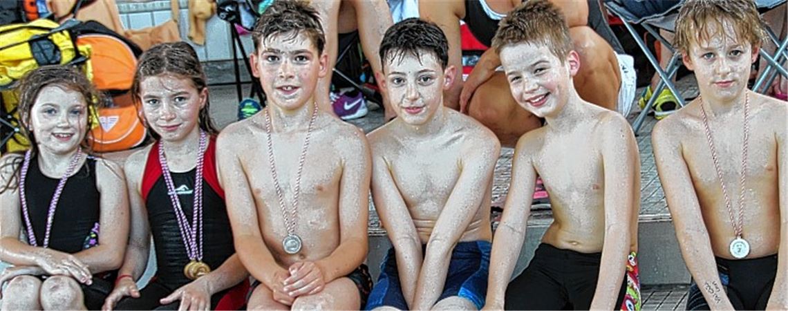 Leonie Schlimmer, Finja Maurer, Luca Bellon, Alan Bores, Ferdinand Schütz und Leon Mannhardt (v.li.) stimmen ihre Trainerin Franziska Ott zuversichtlich für den Sendercup. Foto: privat