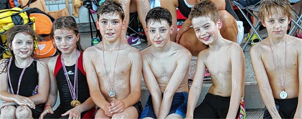 Leonie Schlimmer, Finja Maurer, Luca Bellon, Alan Bores, Ferdinand Schütz und Leon Mannhardt (v.li.) stimmen ihre Trainerin Franziska Ott zuversichtlich für den Sendercup. Foto: privat