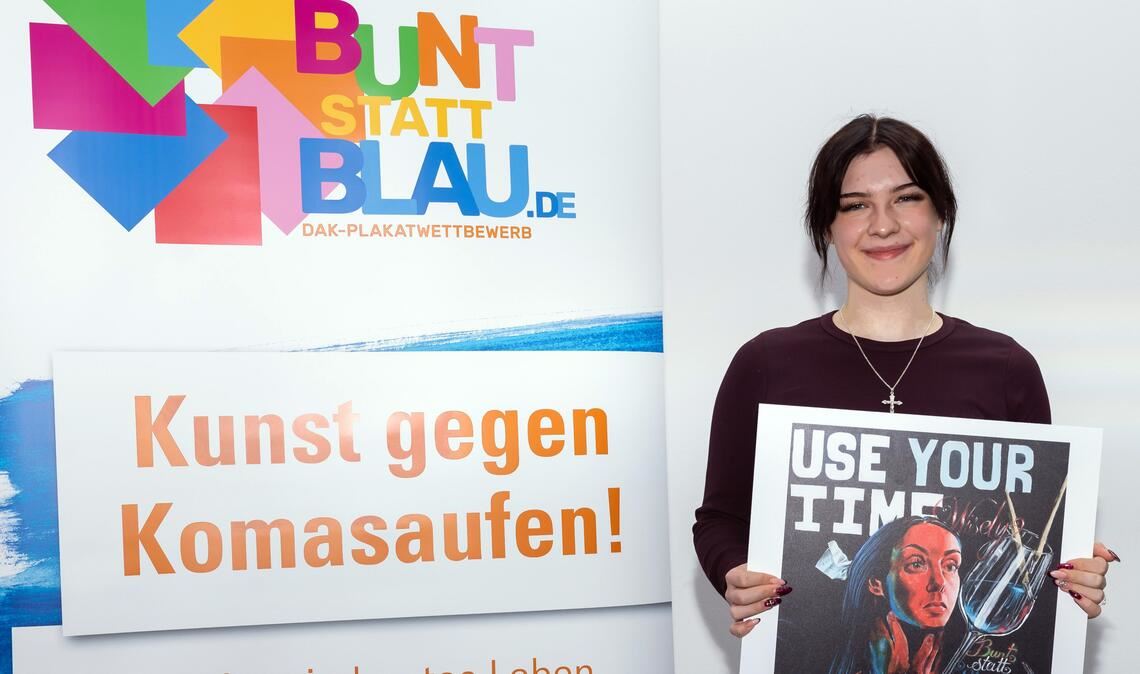Leonie Scholl mit ihrem Plakat. Foto: DAK-Gesundheit/Paul Hahn