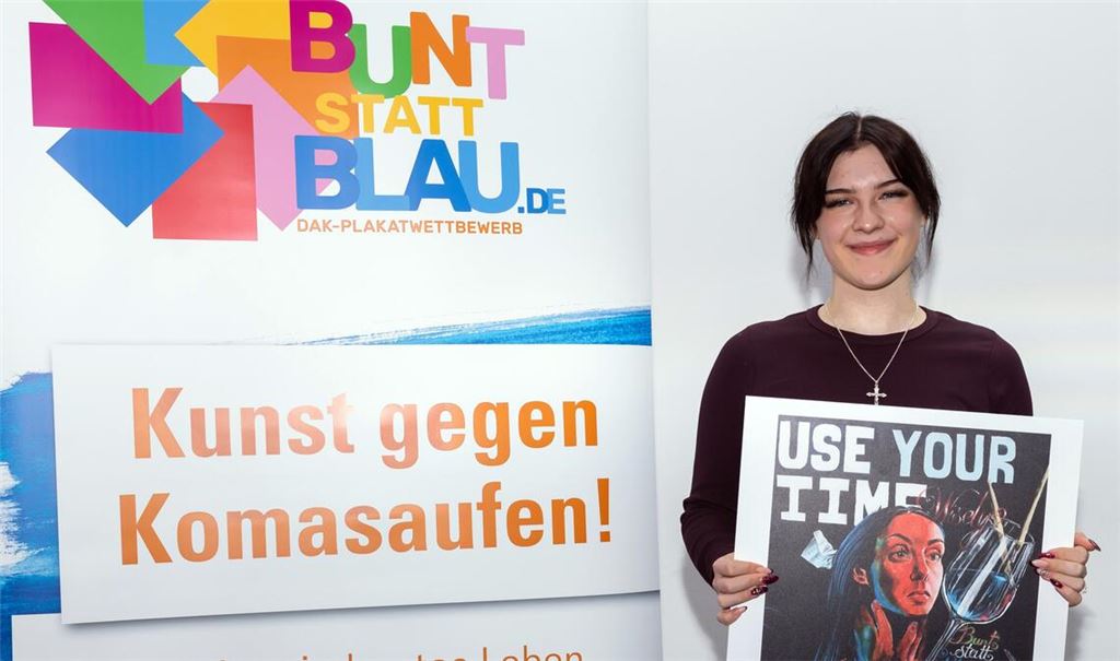 Leonie Scholl mit ihrem Plakat. Foto: DAK-Gesundheit/Paul Hahn