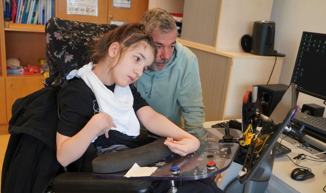 Leonie und der Sonderpädagoge Wolfram Deibel beim Einzelunterricht. Kommunizieren kann die 14-Jährige mithilfe eines Sprachcomputers.
Foto: Sira Huwiler-Flamm

 Leonie  beim Einzelunterricht bei Sonderpädagoge Wolfram Deibel.