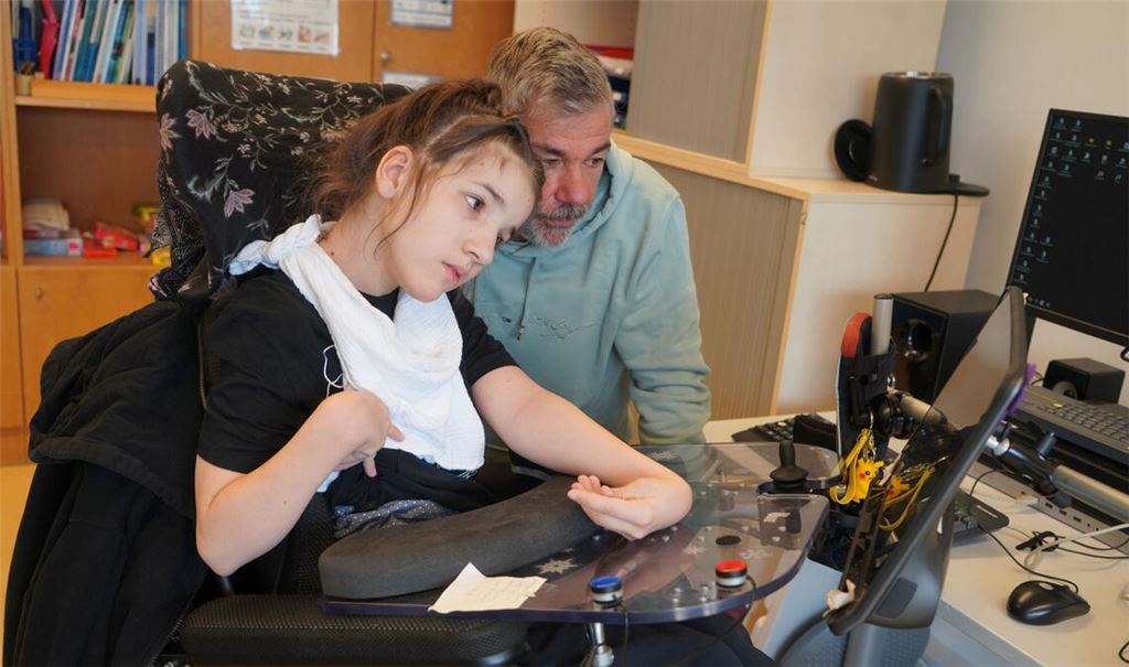 Leonie und der Sonderpädagoge Wolfram Deibel beim Einzelunterricht. Kommunizieren kann die 14-Jährige mithilfe eines Sprachcomputers.
Foto: Sira Huwiler-Flamm

 Leonie  beim Einzelunterricht bei Sonderpädagoge Wolfram Deibel.