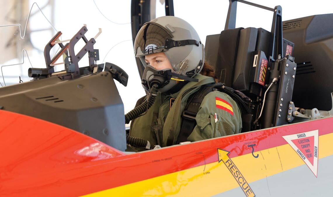 Leonor gilt als verträumt und schüchtern, aber auch als besonnen und gut organisiert. Hier absolviert sie ihren ersten Soloflug. (Archivbild)