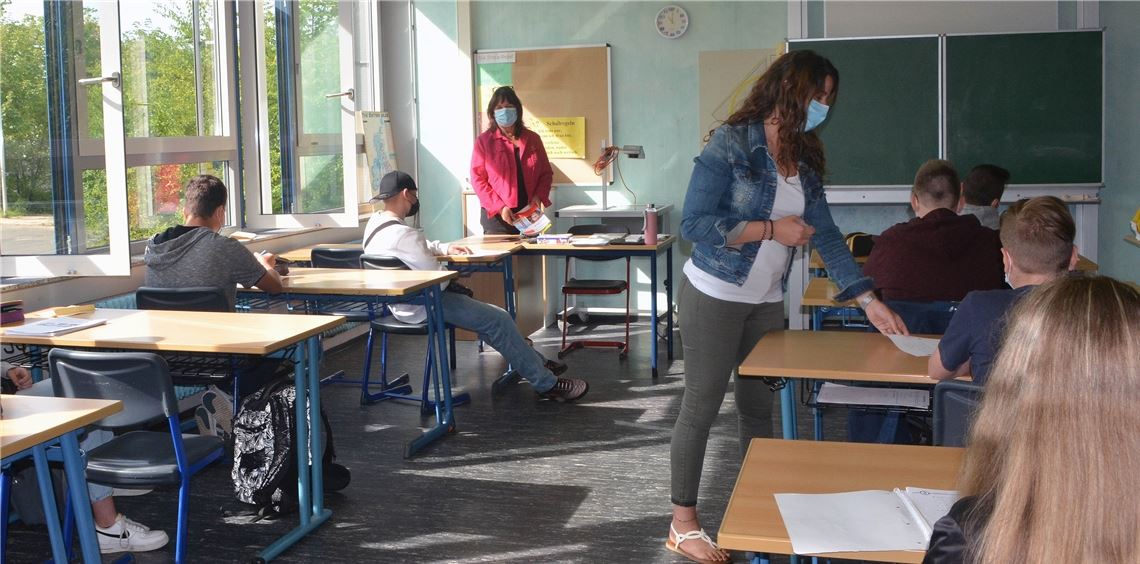 Lernen in den „Großen Ferien“: Lehrerin Sara Kantenweil und Schulleiterin Andrea Maisel (rote Jacke) freuen sich über das Engagement der Schülerinnen und Schüler. Foto: Stahlfeld