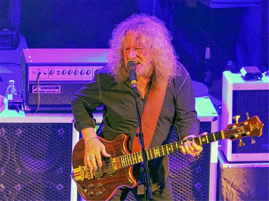 Les Holroyd begeistert das Publikum im Kulturhaus mit stilsicher dargebotenen Rock-Klassikern.