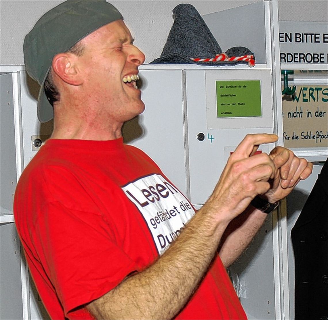 Lesestunde der lebhaften Art: Rolf Watzal in der Stadtbibliothek Mühlacker.