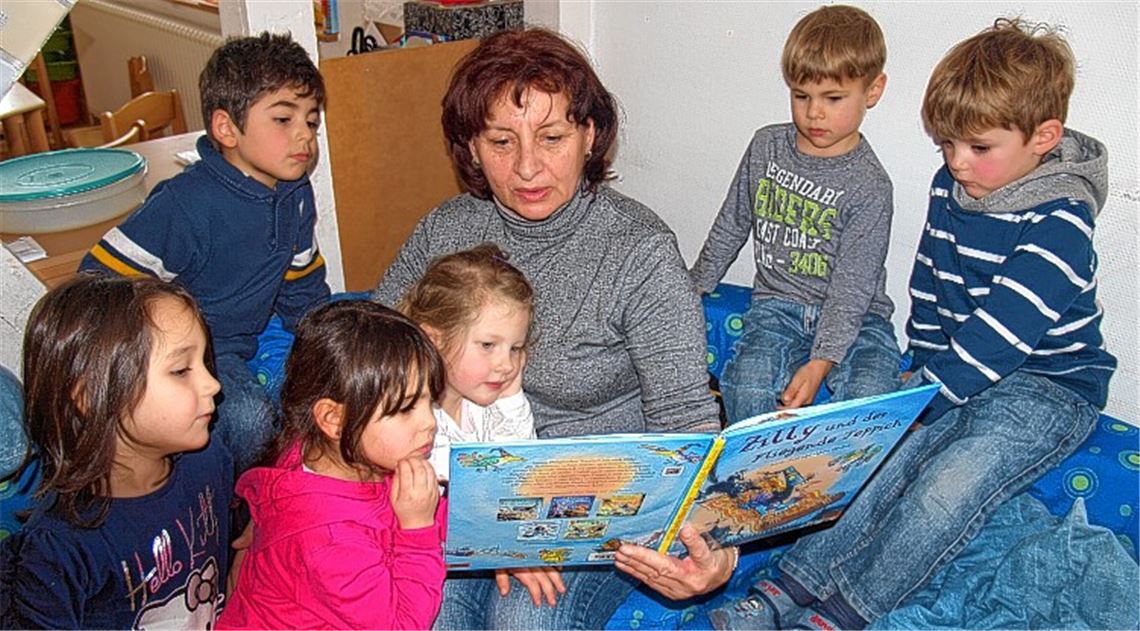 Lesestunde im Kindergarten Villa Emrich: Mit Bilderbüchern und Geschichten machen die Erzieherinnen die Kinder mit vielen Dingen des Lebens vertraut. Foto: Filitz