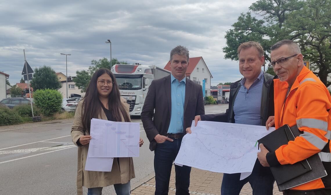 Letzte Abstimmungen an der ehemaligen Netto-Kreuzung: Ordnungsamtsleiterin Sophie Shum (v.li.), Bürgermeister Matthias Enz, HS-Bau-Tiefbau-Spezialist Stefan Mondon und Bauhofleiter Tino Metzger schauen sich den Bau- und Zeitplan an. Foto: Deeg