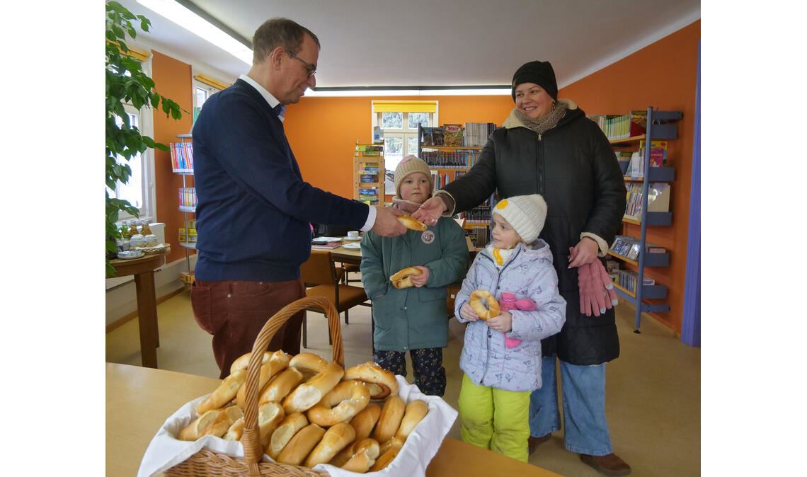 Letzte Amtshandlung von OB Frank Schneider: Die Neujahrsringle werden in Mühlhausen traditionell unter anderem an Kinder und Heiratsfähige verschenkt. Foto: Friedrich