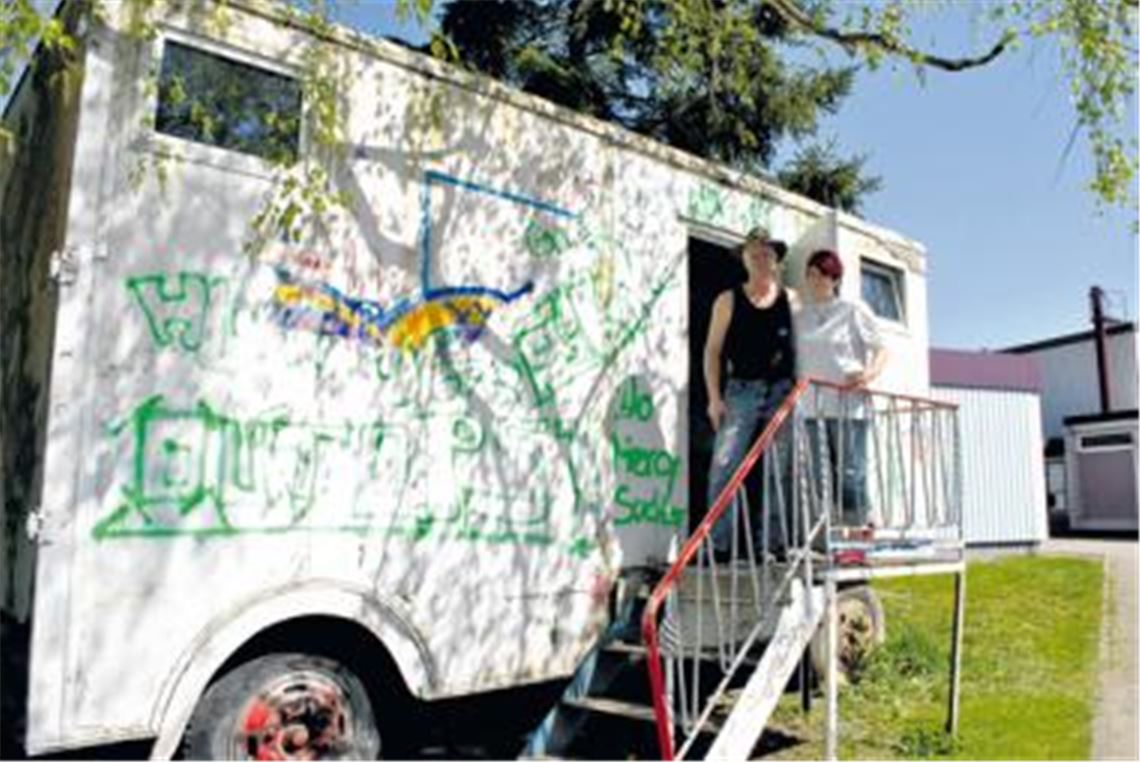 Letzte Etappe? Das Ehepaar Alexander und Yvonne Häcker will den alten Zirkuswagen, der zuletzt als Jugendtreff im Heidenwäldle diente, als Unterstand für seine Schafe nutzen. Foto: Stahlfeld