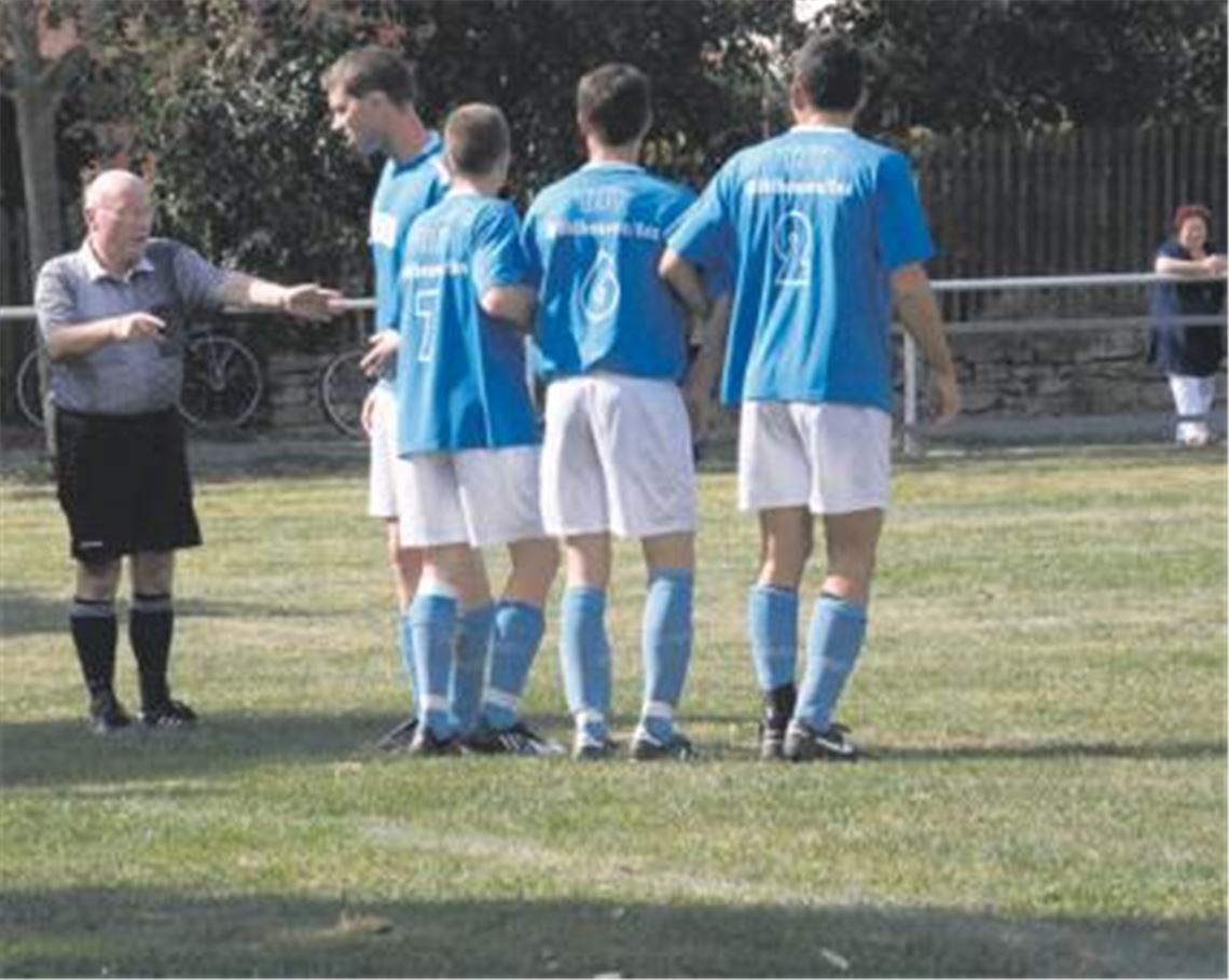 Letzte Feinjustierung beim TSV Mühlhausen: Bis zum Derby beim TSV Großglattbach in gut einer Woche muss alles passen  nicht zuletzt die Abwehr bei Freistößen. Archivfoto: Eigner