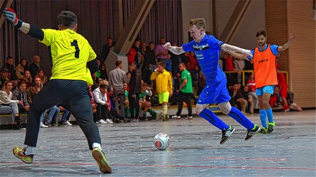 Letzte Finalszene: Illingens Chris Keller (re.) hebt resignierend die Arme, Viktoria-Stürmer Marvin John ist auf dem Weg zum 4:1 – und verzettelt sich vor dem (fast) leeren Tor.Schüller, Fotomoment