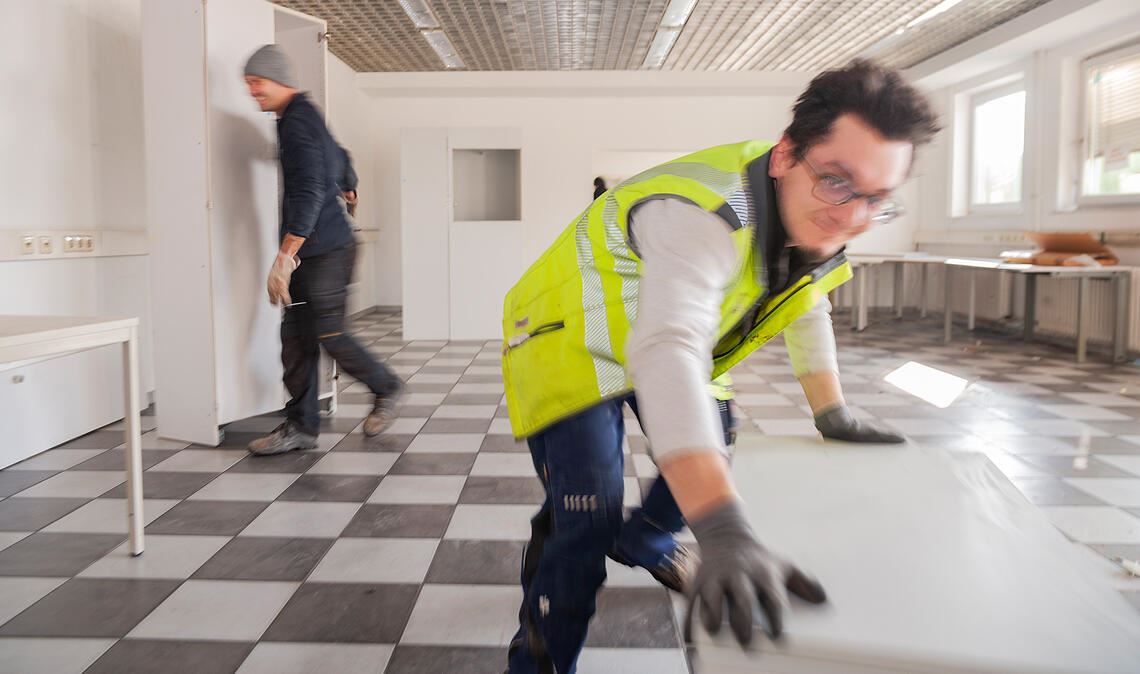 Letzte Handgriffe, dann ist der Umzug von Craiss aus den angestammten Räumlichkeiten an der Vetterstraße geschafft. Am Montag wird das Betriebsgelände an die Hofkammer übergeben, die dort eine Wohnbebauung verwirklichen will. Der Umzug ist eine weitere Etappe auf dem Weg zum neuen Stadtquartier „Ziegelhöhe“ in Mühlacker. Fotos: Fotomoment