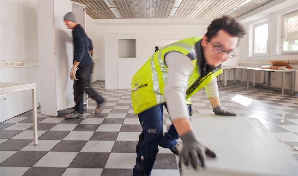 Letzte Handgriffe, dann ist der Umzug von Craiss aus den angestammten Räumlichkeiten an der Vetterstraße geschafft. Am Montag wird das Betriebsgelände an die Hofkammer übergeben, die dort eine Wohnbebauung verwirklichen will. Der Umzug ist eine weitere Etappe auf dem Weg zum neuen Stadtquartier „Ziegelhöhe“ in Mühlacker. Fotos: Fotomoment